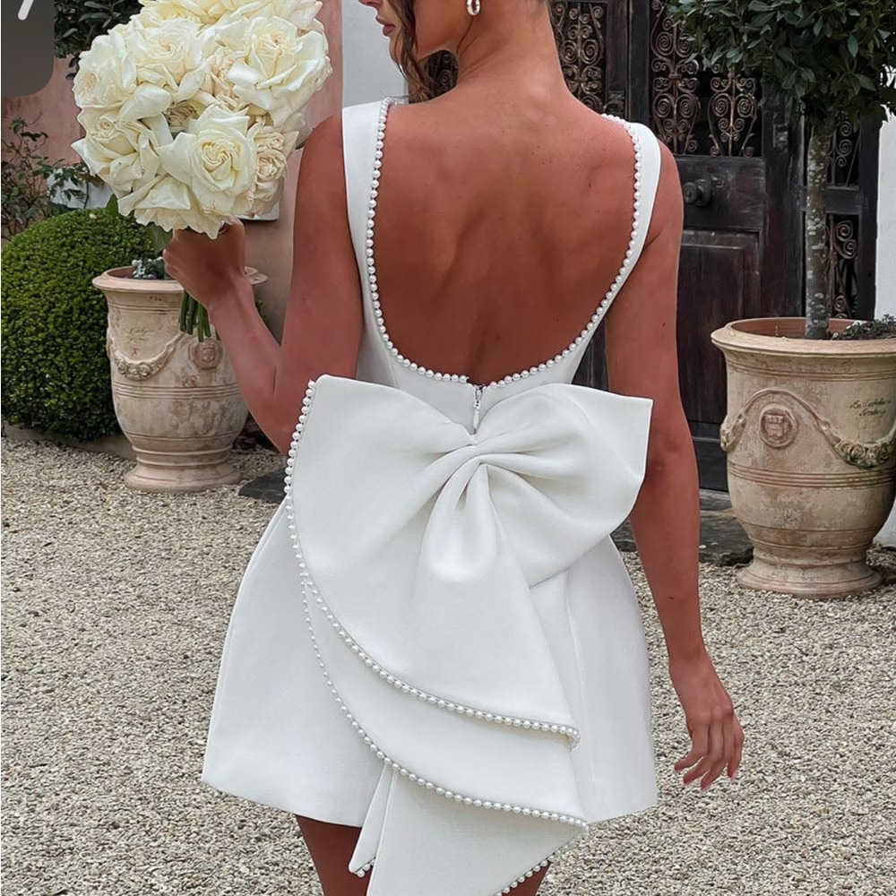 Chic White Backless Dress with Bow Detail